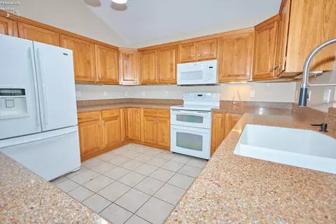 Kitchen - 304 Riverside, Huron, OH 44839 photo 2 of 4