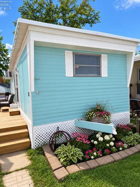 2045 E Sand Rd #32, Port Clinton, OH 43452