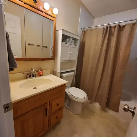 Bath - 408 Ontario St, Huron, OH 44839 photo 1 of 1