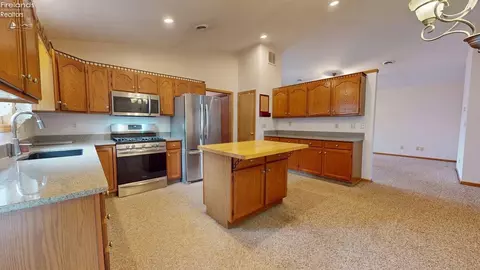 Kitchen - 30 Wedgewood Dr, Willard, OH 44890 photo 2 of 4