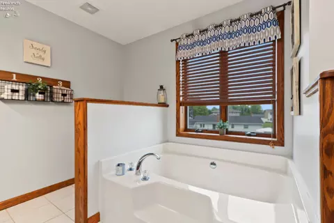 Bath - 602 Linden Ln, Willard, OH 44890 photo 3 of 8