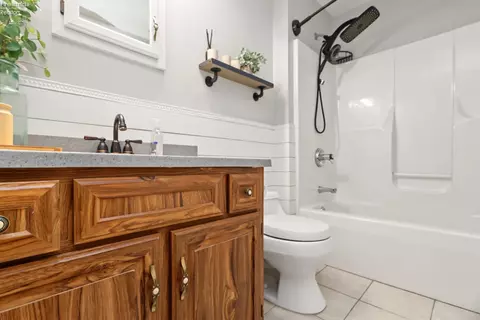 Bath - 602 Linden Ln, Willard, OH 44890 photo 6 of 8
