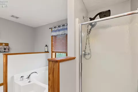 Bath - 602 Linden Ln, Willard, OH 44890 photo 2 of 8