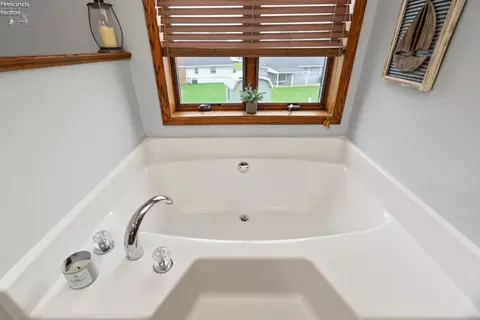 Bath - 602 Linden Ln, Willard, OH 44890 photo 4 of 8