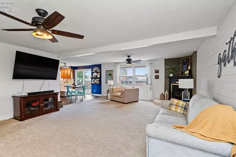 Living - 602 Linden Ln, Willard, OH 44890 photo 3 of 3