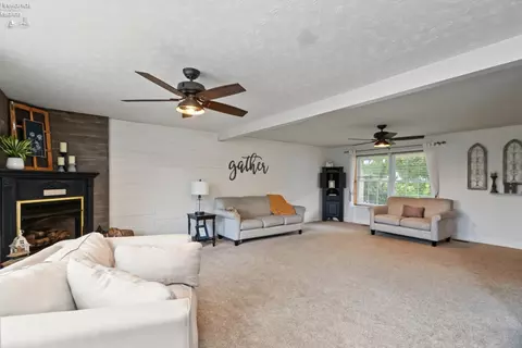 Living - 602 Linden Ln, Willard, OH 44890 photo 2 of 3