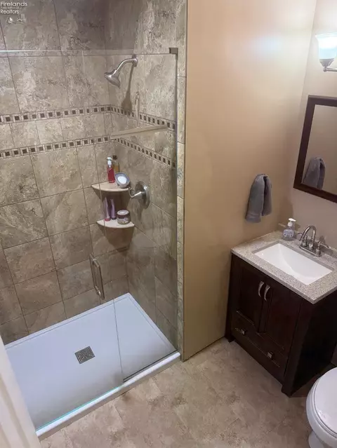 Bath - 4006 Cleveland Rd E, Huron, OH 44839 photo 5 of 6