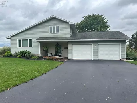 310 Crestview Ln, Tiffin, OH 44883
