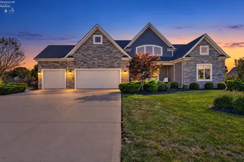 5211 E Bay Pointe Cir, Port Clinton, OH 43452