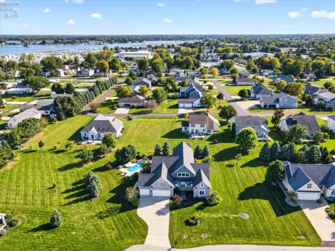 5211 E Bay Pointe Cir, Port Clinton, OH 43452