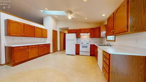 Kitchen - 20 Wedgewood Dr, Willard, OH 44890 photo 2 of 2