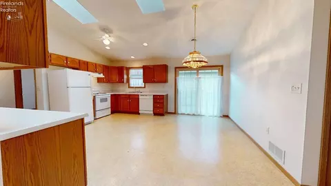 Kitchen - 20 Wedgewood Dr, Willard, OH 44890 photo 1 of 2