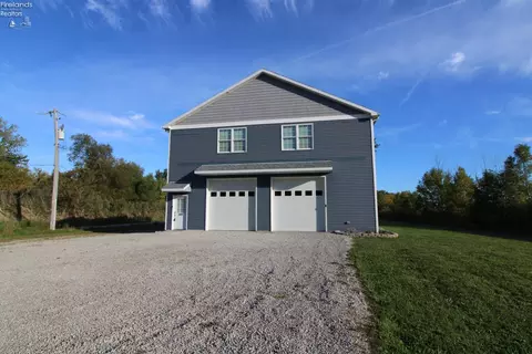 3255 W Lakeshore Dr, Port Clinton, OH 43452