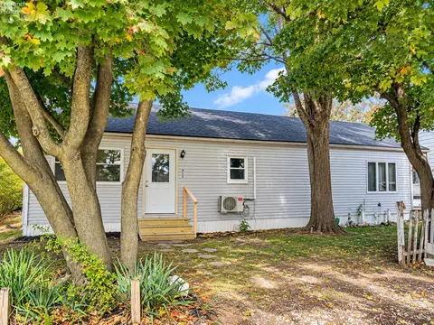 815 Edison Ln, Port Clinton, OH 43452