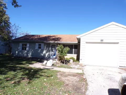 1058 Springwood Dr, Fremont, OH 43420