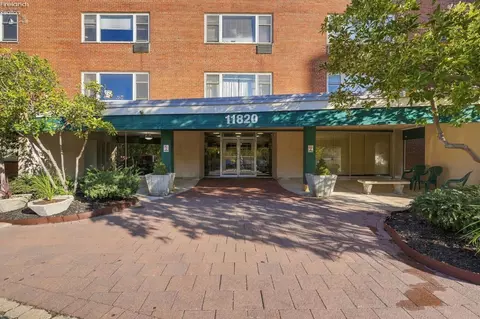 11820 Edgewater Dr #513, Lakewood, OH 44107