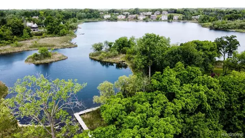 2630 Turtle Lake Dr, Bloomfield, MI 48302