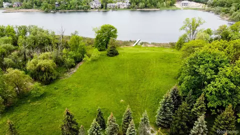 2713 Turtle Shores Dr, Bloomfield, MI 48302
