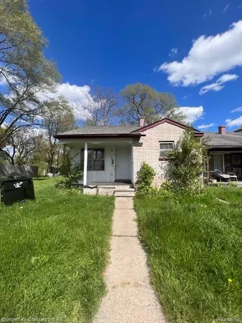 18560 Maine, Detroit, MI 48234