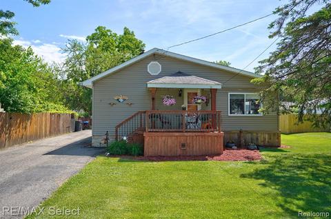 1567 Ryan St, Flint, MI 48532 photo 1