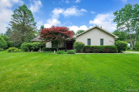 1674 N Hacker Rd, Howell, MI 48843 photo 1