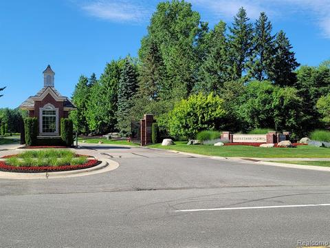 2596 Golf Crest Dr, Rochester Hills, MI 48309