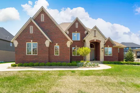 55699 Lochmoor Dr, Shelby Township, MI 48316