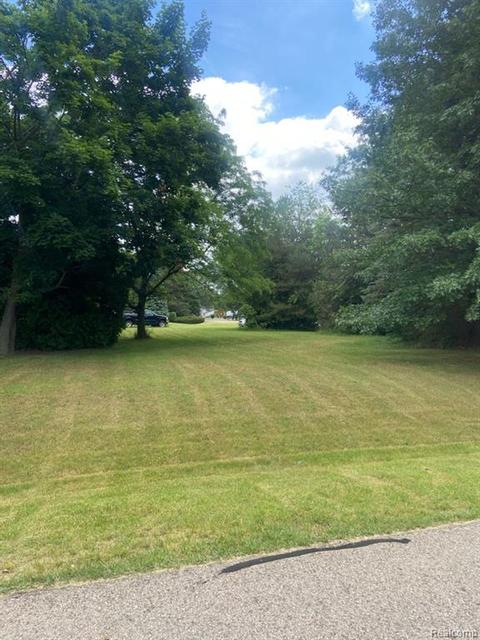5487 Chippewa Dr, Howell, MI 48843 photo 1