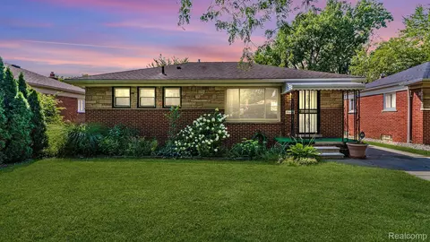 22011 Gardner St, Oak Park, MI 48237