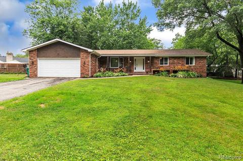 85 E Beechdale St, Commerce Twp, MI 48382 photo 1