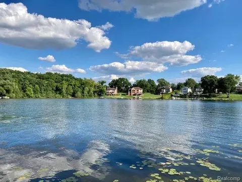 3053 Mccormick Dr, Waterford, MI 48328