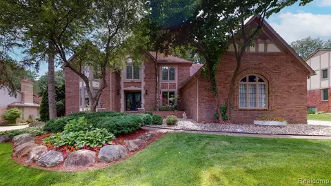 2247 Red Maple Dr, Troy, MI 48098 photo 1