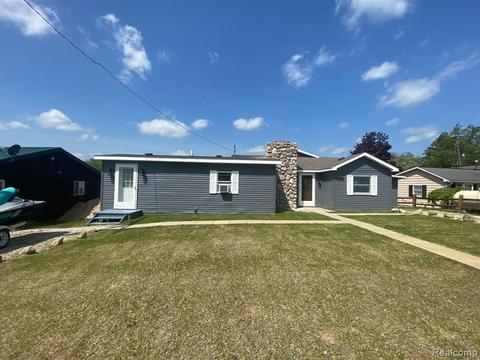 2511 Surrey Dr, Harrison, MI 48625 photo 1