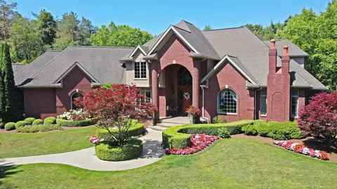 406 Bearberry Ln, Groveland, MI 48462