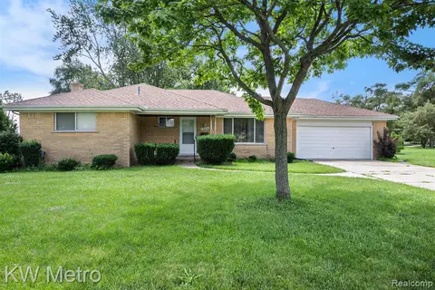 19026 Collinson Ave, Eastpointe, MI 48021