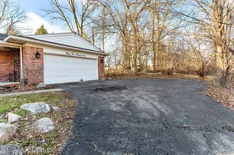 31009 Heritage Hills Dr, Farmington Hills, MI 48331