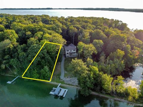 APT 13 N Cherry Lane, Ludington, MI 49431