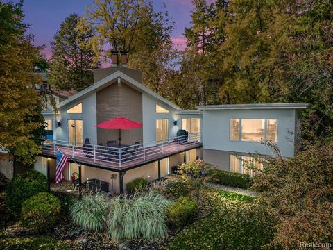 6749 Colony Dr, West Bloomfield, MI 48323