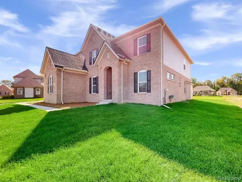 48313 La Lona Dr, Utica, MI 48315