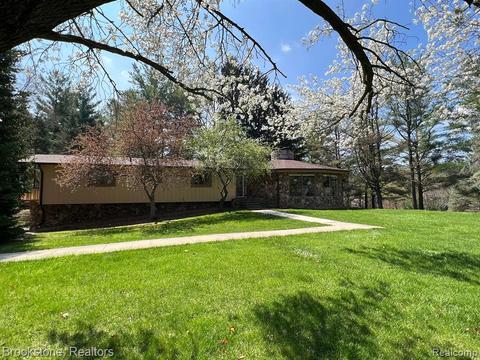 8750 S Dutchess Dr, Bruce Township, MI 48065