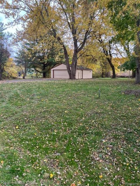 692 Red Oaks Dr, Howell, MI 48843
