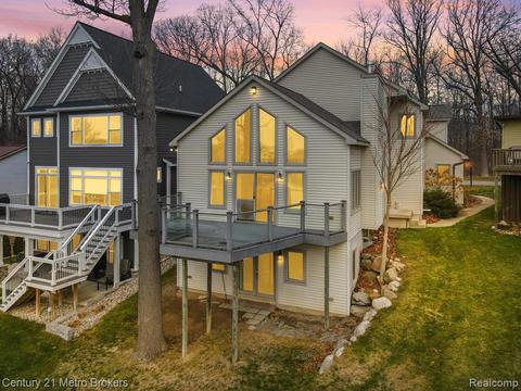 13324 Wenwood Dr, Fenton, MI 48430
