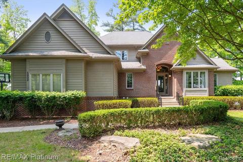 5902 Brighton Lake Rd, Brighton, MI 48116