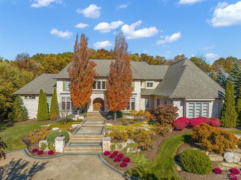 2642 Ashburton Ct, Rochester, MI 48306