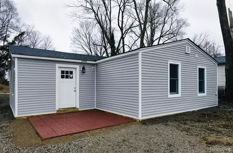 3095 Pontiac Lake Rd, Waterford, MI 48328