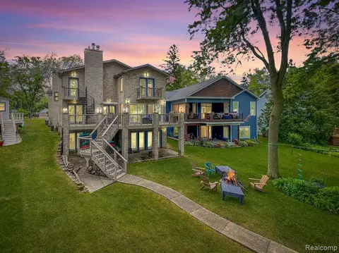 3213 Whitfield Dr, Waterford, MI 48329