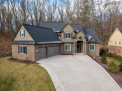 8308 Alta Vista Dr, Pinckney, MI 48169