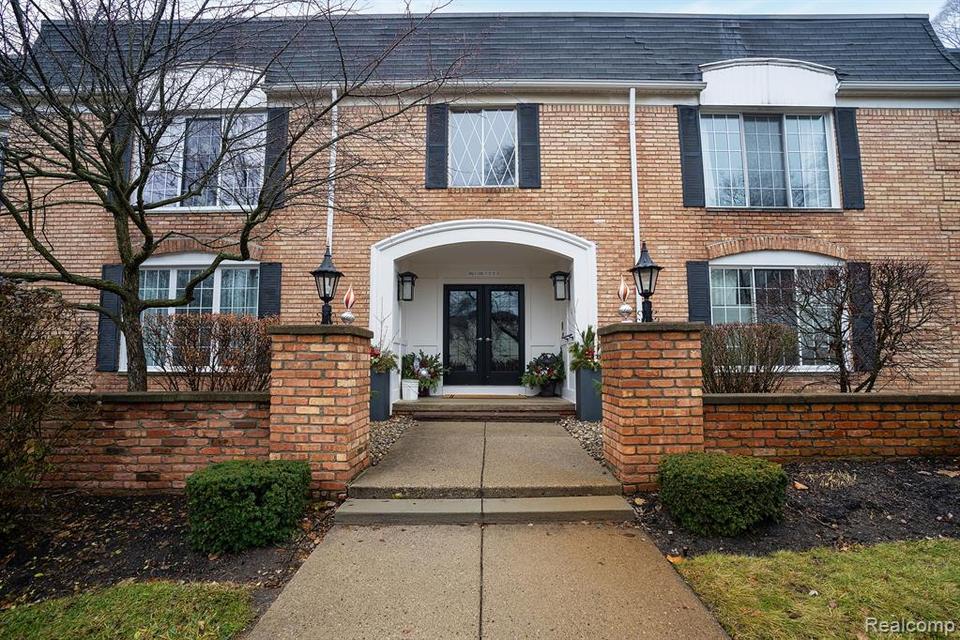 150 E Long Lake Rd 14, Bloomfield Hills, MI 48304 28 Photos MLS