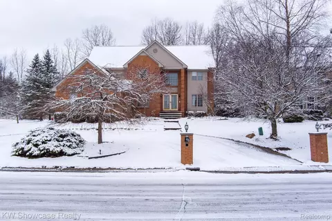 1580 Stauch Dr, West Bloomfield, MI 48324