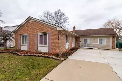 21071 Tiffany Dr, Woodhaven, MI 48183